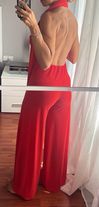 Mono rojo elegante multiposición