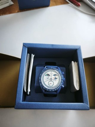 Omega MoonSwatch Mission to Earthphase Oro/ Azul