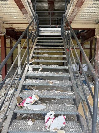 Escalera metálica industrial