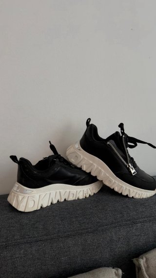 Zapatos negros con cremallera