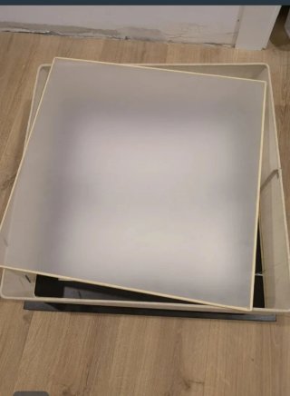 Lámpara de techo beige y blanca