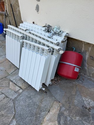 Radiadores de aluminio y vaso de expansión