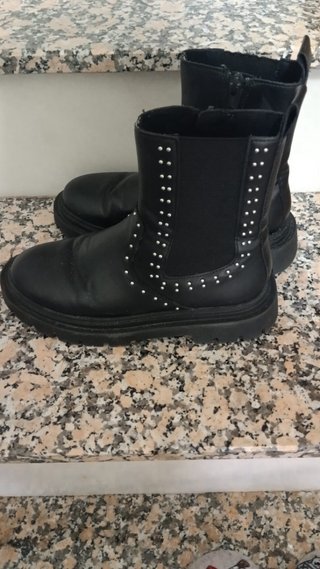 Botas negras con tachuelas