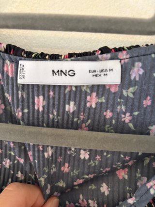 Blusa Mango floral manga larga talla XS