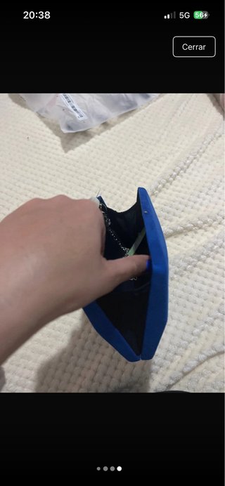 Bolso de mano azul con cadena