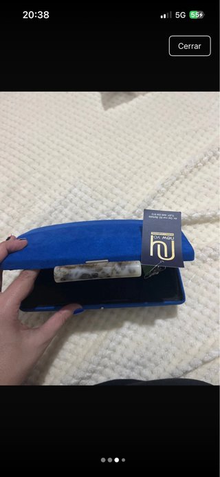 Bolso de mano azul con cadena