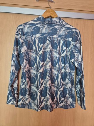Camiseta estampada hojas azul y beige