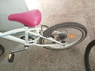 2 Bicicletas, una BMX infantil negra y naranja