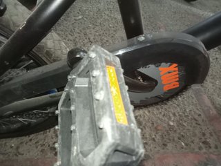 2 Bicicletas, una BMX infantil negra y naranja