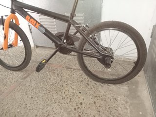 2 Bicicletas, una BMX infantil negra y naranja