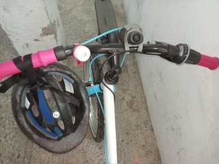 2 Bicicletas, una BMX infantil negra y naranja