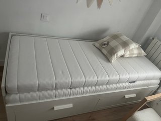 Estructura de cama Ikea con 2 colchones