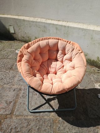 Poltrona pieghevole arancione e grigia