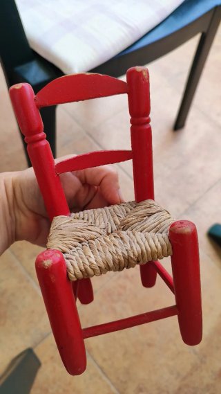 Silla de juguete roja de enea