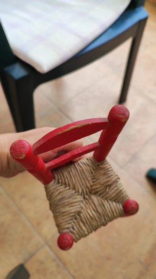 Silla de juguete roja de enea