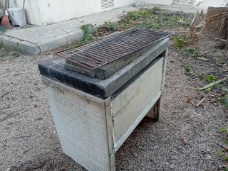 Barbacoa de piedra y metal
