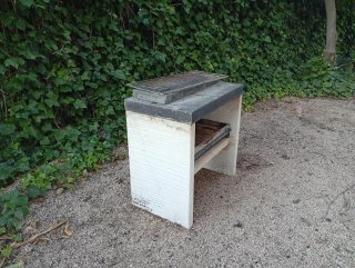 Barbacoa de piedra y metal
