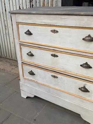 Cómoda antigua de madera y metal