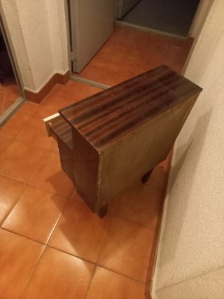 Mesita de noche antigua de madera