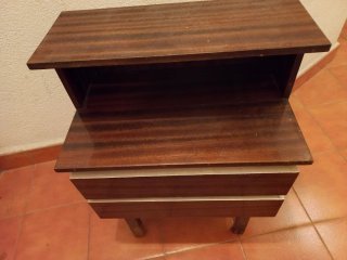 Mesita de noche antigua de madera