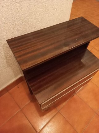 Mesita de noche antigua de madera