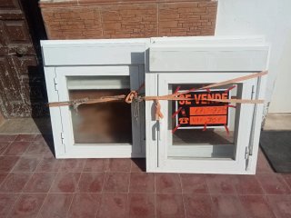 Ventana blanca con marco