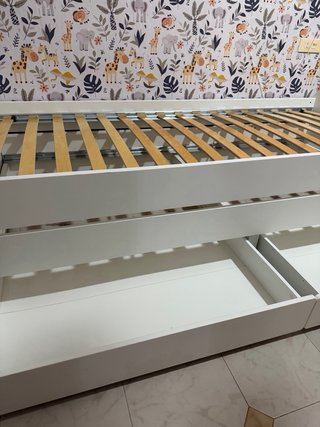 Cama infantil blanca con cajones