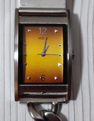 Reloj Guess G Logo Dorado y Plateado