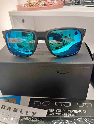 Gafas de sol Oakley negras y azules