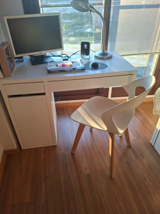 Escritorio blanco con cajónes y silla