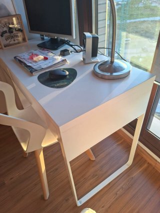 Escritorio blanco con cajónes y silla