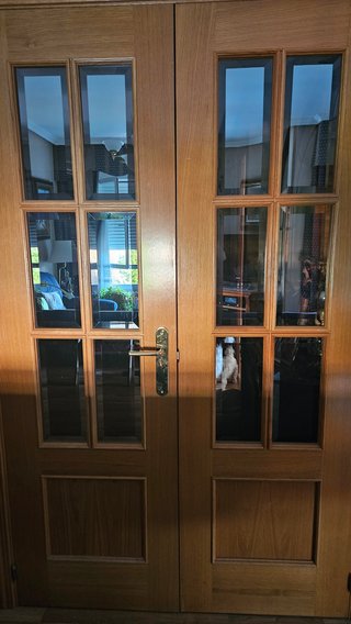 Puerta doble de madera con cristal