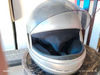 Casco de moto plateado