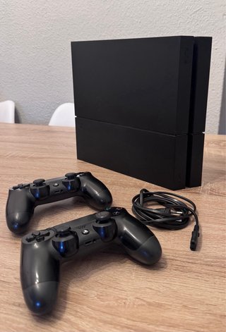 PS4 (Playstation 4) Negra + 2 Mandos