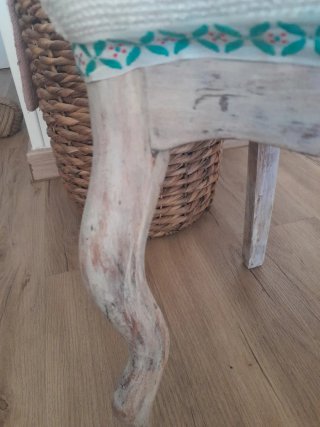 Silla antigua de madera y tela