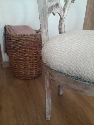 Silla antigua de madera y tela