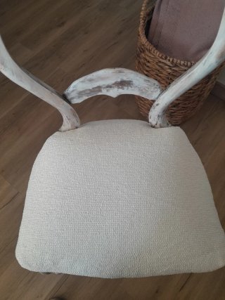 Silla antigua de madera y tela