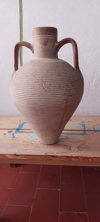 Ánfora antigua de terracota