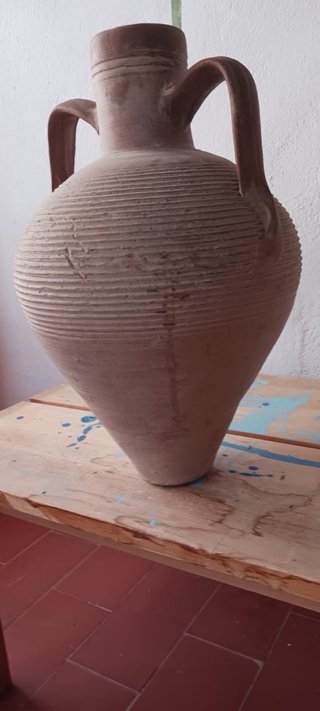 Ánfora antigua de terracota