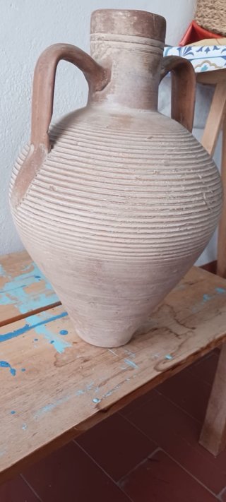 Ánfora antigua de terracota
