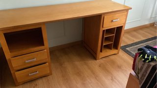Escritorio de madera de pino