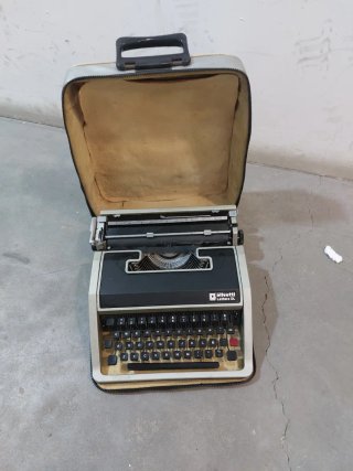 Máquina de escribir Olivetti Lettera DL