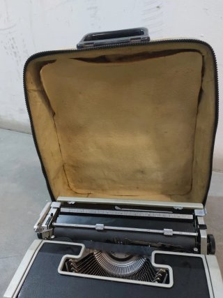 Máquina de escribir Olivetti Lettera DL