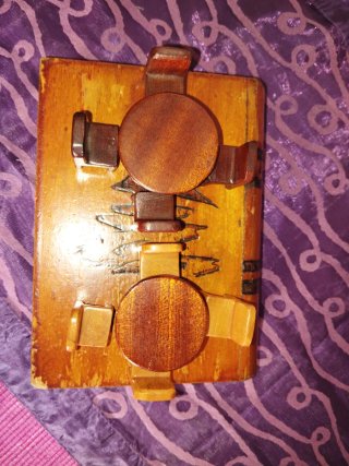 Miniaturas de madera: mesas y sillas