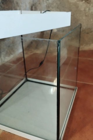 Nano acuario blanco con tapa y LED
