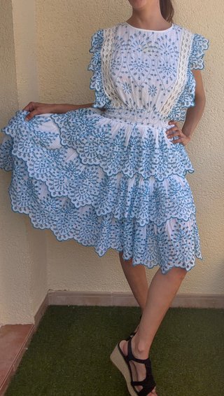 Vestido blanco y azul bordado corto