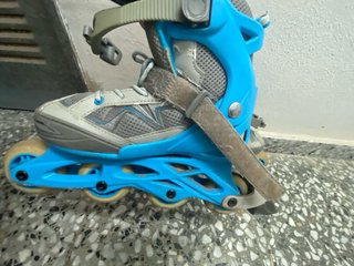 Patines en línea azules y grises