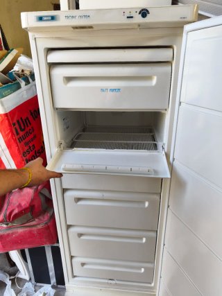 Congelador vertical Zanussi Tropic System