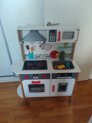 Cocina de juguete de madera con accesorios