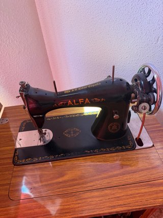 Máquina de coser Alfa antigua con mueble